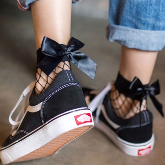 2 Pairs Of Black Fishnet Socks With Bows - Picture 4 of 8